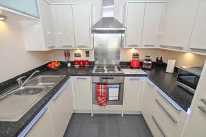 Dapur atau dapur kecil di One Bedroom Apartment TCA-78 +7 gambar