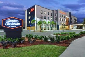 un hotel con un cartel frente a un edificio en Hampton Inn & Suites Middleburg, Fl, en Middleburg