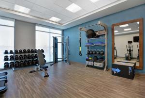 een kamer met een fitnessruimte met veel apparatuur bij Hampton Inn & Suites Middleburg, Fl in Middleburg