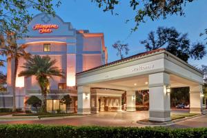 una representación de la entrada al hotel de la villa vaughan en Hampton Inn Jacksonville Ponte Vedra, en Jacksonville Beach