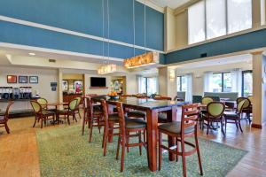 uma sala de jantar com mesa e cadeiras em Hampton Inn Jacksonville Ponte Vedra em Jacksonville Beach