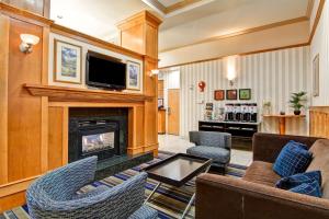 uma sala de estar com lareira e televisão em Hampton Inn by Hilton Kamloops em Kamloops