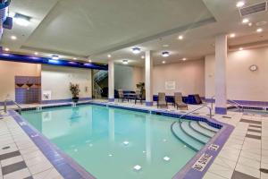 uma grande piscina num quarto de hotel em Hampton Inn by Hilton Kamloops em Kamloops