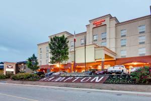 un hotel con un cartello sul lato di una strada di Hampton Inn by Hilton Kamloops a Kamloops