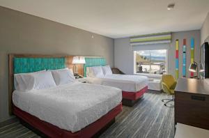 Letto o letti in una camera di Hampton Inn by Hilton Kamloops