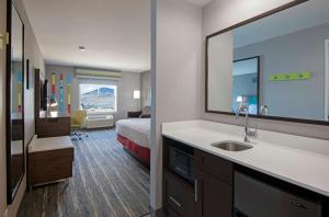 Letto o letti in una camera di Hampton Inn by Hilton Kamloops