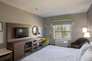Letto o letti in una camera di Hampton Inn by Hilton Kamloops