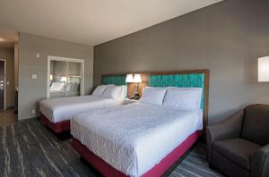 Letto o letti in una camera di Hampton Inn by Hilton Kamloops