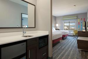 Letto o letti in una camera di Hampton Inn by Hilton Kamloops