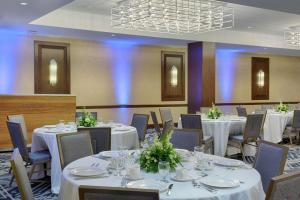 ジェームズタウンにあるDoubletree By Hilton Jamestown, Nyのテーブルと椅子(白いテーブルクロス付)が備わる宴会場 +37枚の写真