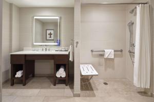 ein Bad mit einem Waschbecken und einem Spiegel in der Unterkunft Embassy Suites By Hilton Oahu Kapolei - FREE Breakfast in Kapolei