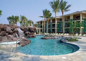 einen Pool mit Wasserfall in einem Resort in der Unterkunft Hilton Grand Vacations Club Kings Land Waikoloa in Waikoloa