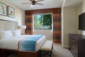 ein Hotelzimmer mit einem Bett und einem Fenster in der Unterkunft Hilton Grand Vacations Club Kings Land Waikoloa in Waikoloa + 34 Fotos