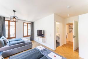 TIP! Erstklassiges 120 qm Apartment am Neumarkt في درسدن: غرفة معيشة مع أريكة وتلفزيون