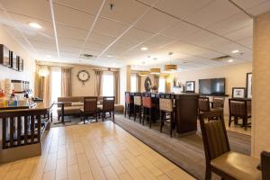 a large room with a bar and a restaurant at Hampton Inn by Hilton of Kuttawa Eddyville in Kuttawa