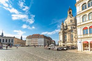 un grupo de edificios en una calle de una ciudad en TIP! Erstklassiges 120 qm Apartment am Neumarkt en Dresden