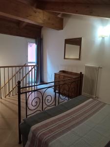 um quarto com uma escada com uma cama e uma janela em La Casa sull'argine 2 em Sarzana