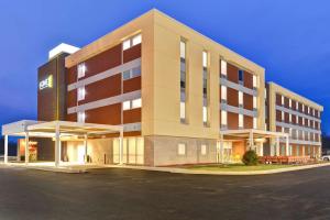 ein leerer Parkplatz vor einem Gebäude in der Unterkunft Home2 Suites By Hilton Lafayette in Lafayette