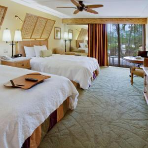 Tempat tidur dalam kamar di Hampton Inn Key Largo