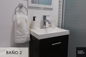 a bathroom with a white sink and a mirror at Apartamento nuevo en Veracruz Centro in Veracruz