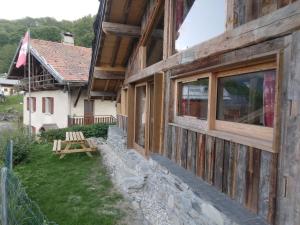 Blick auf die Seite eines Hauses mit Fenstern in der Unterkunft Chalet La Plagne jacuzzi vue top in Montchavin