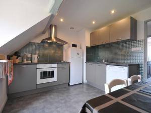 Gîte Jeanne familial - calme - parking في Ebersheim: مطبخ مع ثلاجة بيضاء وموقد