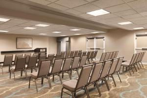 una sala de conferencias con sillas y un podio en Homewood Suites by Hilton La Quinta, en La Quinta
