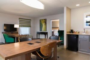 ein Wohnzimmer mit einem Esstisch und Stühlen in der Unterkunft Hampton Inn & Suites East Lansing in Okemos