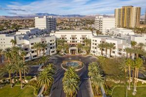 eine Luftblick auf eine Stadt mit Palmen in der Unterkunft Hilton Vacation Club Cancun Resort Las Vegas in Las Vegas