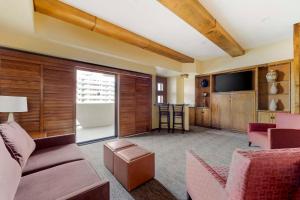 a living room with a couch and a tv at Hilton Vacation Club Cancun Resort Las Vegas in Las Vegas