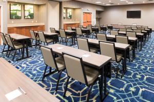 une salle de classe avec des tables et des chaises dans une salle dans l'établissement Hampton Inn & Suites East Lansing, à Okemos