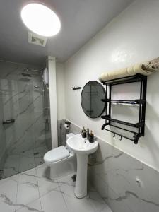 ein Bad mit einem WC, einem Waschbecken und einer Dusche in der Unterkunft Naga City Centro perfect Stay in Naga