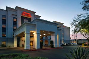 un hotel con un cartel en la parte delantera en Hampton Inn & Suites Las Vegas Airport en Las Vegas