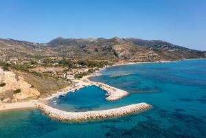 z powietrza widok na plażę z kamieniami w wodzie w obiekcie Villa Ersi w mieście Kateleios