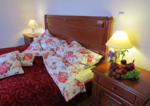 Un dormitorio con una cama y una mesa con un bol de fruta. en Apartment Kamelija, en Opatija