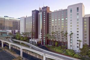 vistas a una ciudad con edificios y una autopista en Hilton Grand Vacations Club Flamingo Las Vegas en Las Vegas