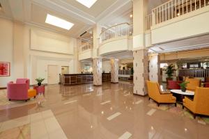 un hall avec des chaises et des tables dans un bâtiment dans l'établissement Hilton Grand Vacations Club Flamingo Las Vegas, à Las Vegas