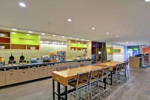 Kuchyň nebo kuchyňský kout v ubytování Home2 Suites By Hilton Las Vegas Strip South