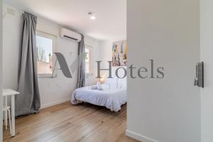 Un dormitorio blanco con una cama y una ventana. en AYZ Joaquín Pol - Auto check-in property, en Madrid
