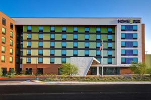 un edificio de oficinas con un gran edificio con en Home2 Suites by Hilton Las Vegas Convention Center - No Resort Fee, en Las Vegas