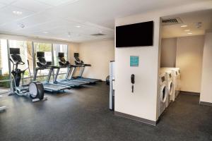 un gimnasio con máquinas de correr y TV de pantalla plana en Home2 Suites by Hilton Las Vegas Stadium District en Las Vegas
