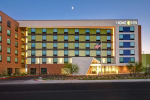 un edificio de hotel con una bandera americana delante de él en Home2 Suites by Hilton Las Vegas Convention Center - No Resort Fee, en Las Vegas