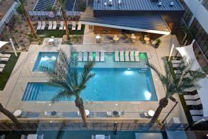 Home2 Suites by Hilton Las Vegas Convention Center - No Resort Fee内部或周边的泳池