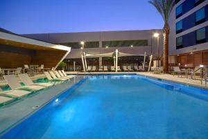 Home2 Suites by Hilton Las Vegas Convention Center - No Resort Fee内部或周边的泳池