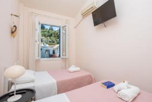 Postel nebo postele na pokoji v ubytování Flora Maisonettes 2