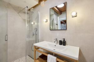 Ein Badezimmer in der Unterkunft Modern Stone House, luxury suites in Dubrovnik Old Town