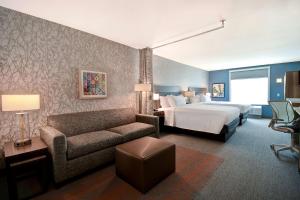 拉斯维加斯Home2 Suites by Hilton Las Vegas Convention Center - No Resort Fee的配有床和沙发的酒店房间