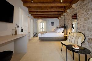 Ein Bett oder Betten in einem Zimmer der Unterkunft Modern Stone House, luxury suites in Dubrovnik Old Town