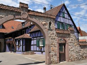 an archway in front of a stone building at Gîte Marcel et Marianne jardin et parking privatifs in Ebersheim