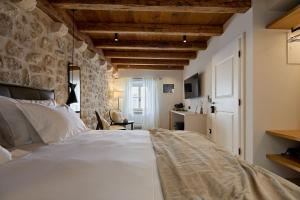 Ein Bett oder Betten in einem Zimmer der Unterkunft Modern Stone House, luxury suites in Dubrovnik Old Town